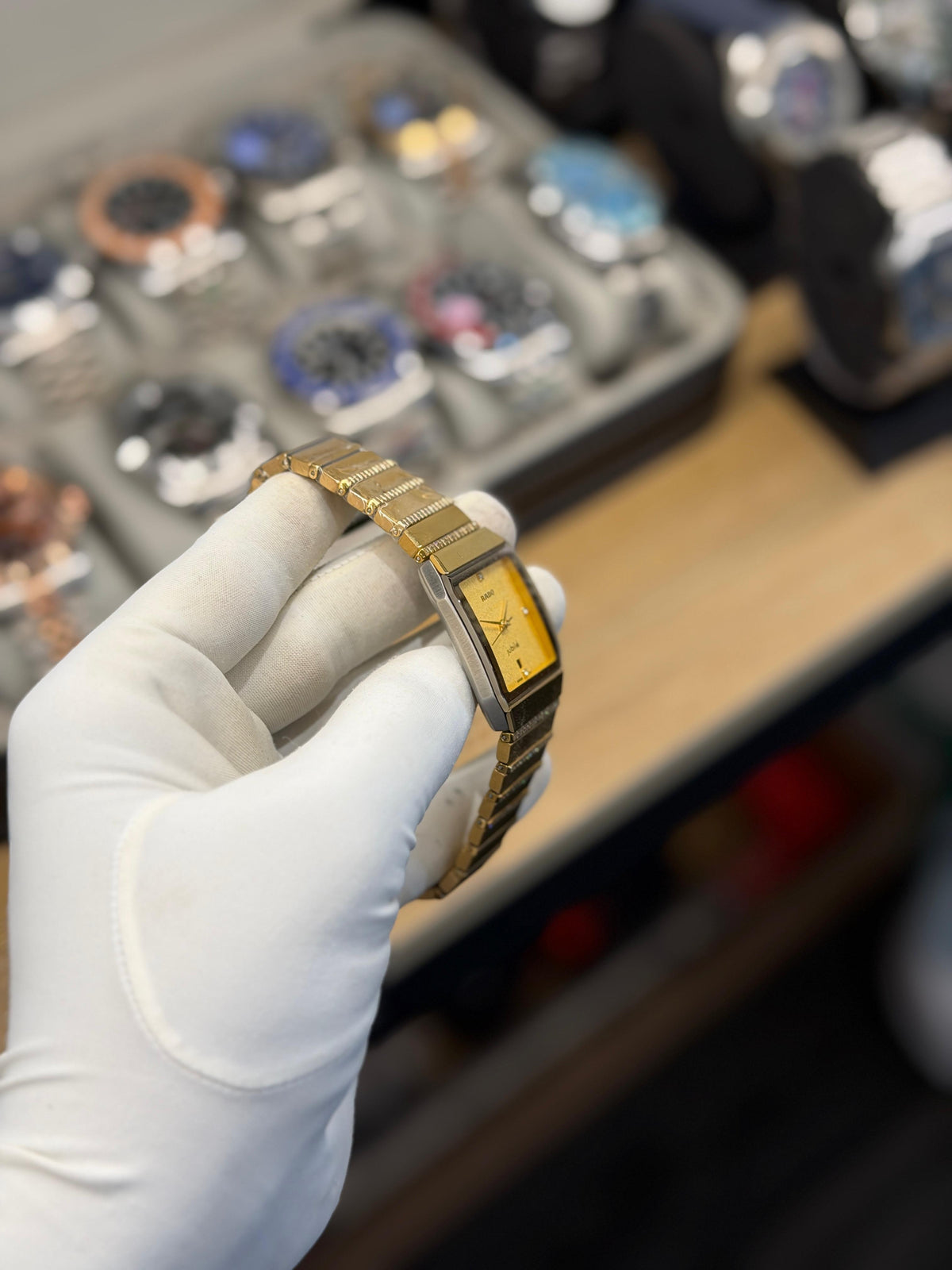 Luxury Gold Rectangular Quartz Watch – Elegant Metal Bracelet